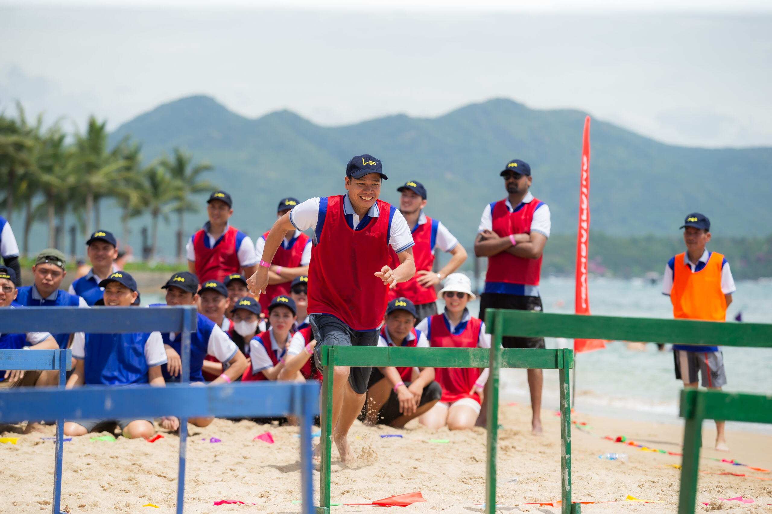 Nhân viên tham gia trò chơi trên sa mạc cát, trải nghiệm sa mạc cát thú vị và nâng cao tinh thần bứt phá giới hạn trong Huấn luyện doanh nghiệp Mũi Né.