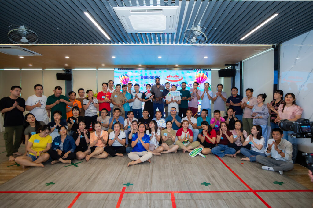 Tập thể nhân sự tham gia trò chơi teambuilding theo mô hình huấn luyện doanh nghiệp