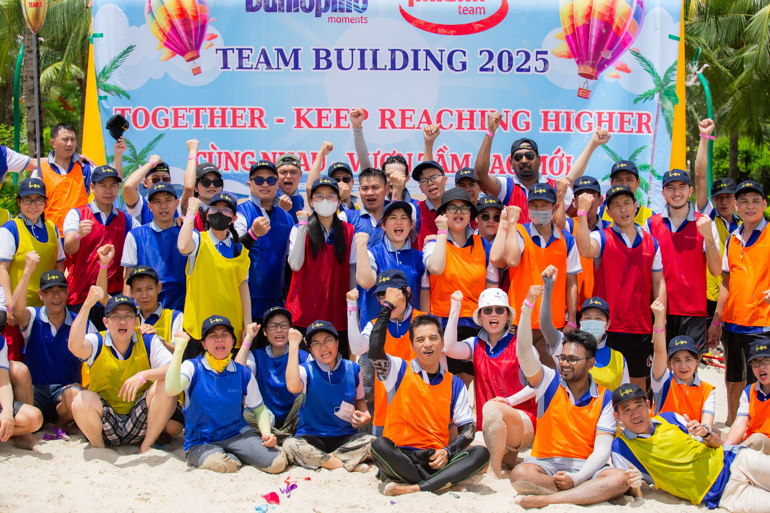 Doanh nghiệp tham gia chương trình team building 2025 trên bãi biển với tinh thần gắn kết, mang lại trải nghiệm ý nghĩa và giúp kiểm soát chi phí team building hiệu quả.