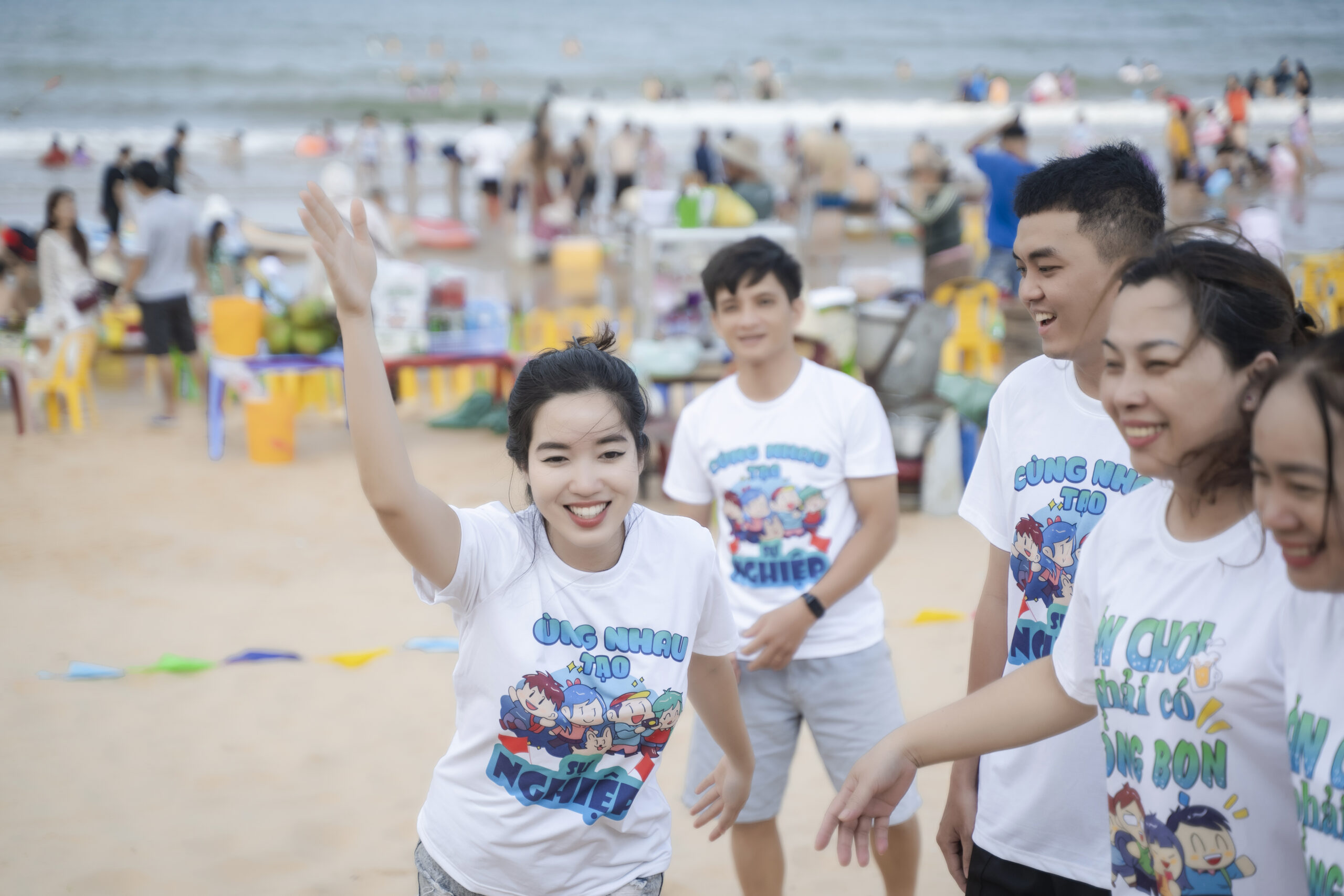 Nhóm học viên tham gia huấn luyện trực tiếp trên bãi biển, thể hiện sự tương tác và gắn kết nhóm, minh họa cho sự khác biệt giữa huấn luyện online và offline.
