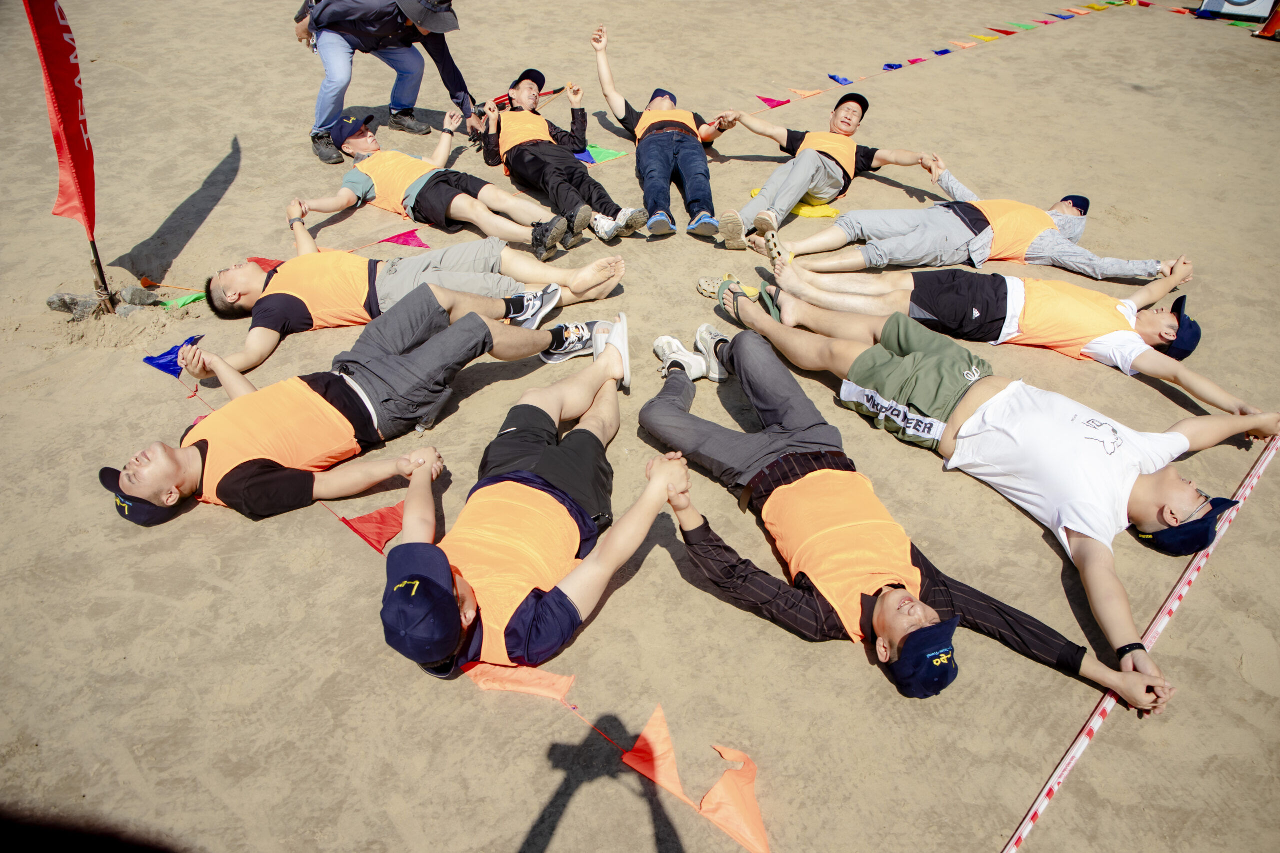 Các thành viên tham gia hoạt động thể lực vui nhộn trên sa mạc cát trong chương trình Huấn luyện doanh nghiệp Mũi Né, khuyến khích tinh thần bứt phá giới hạn.