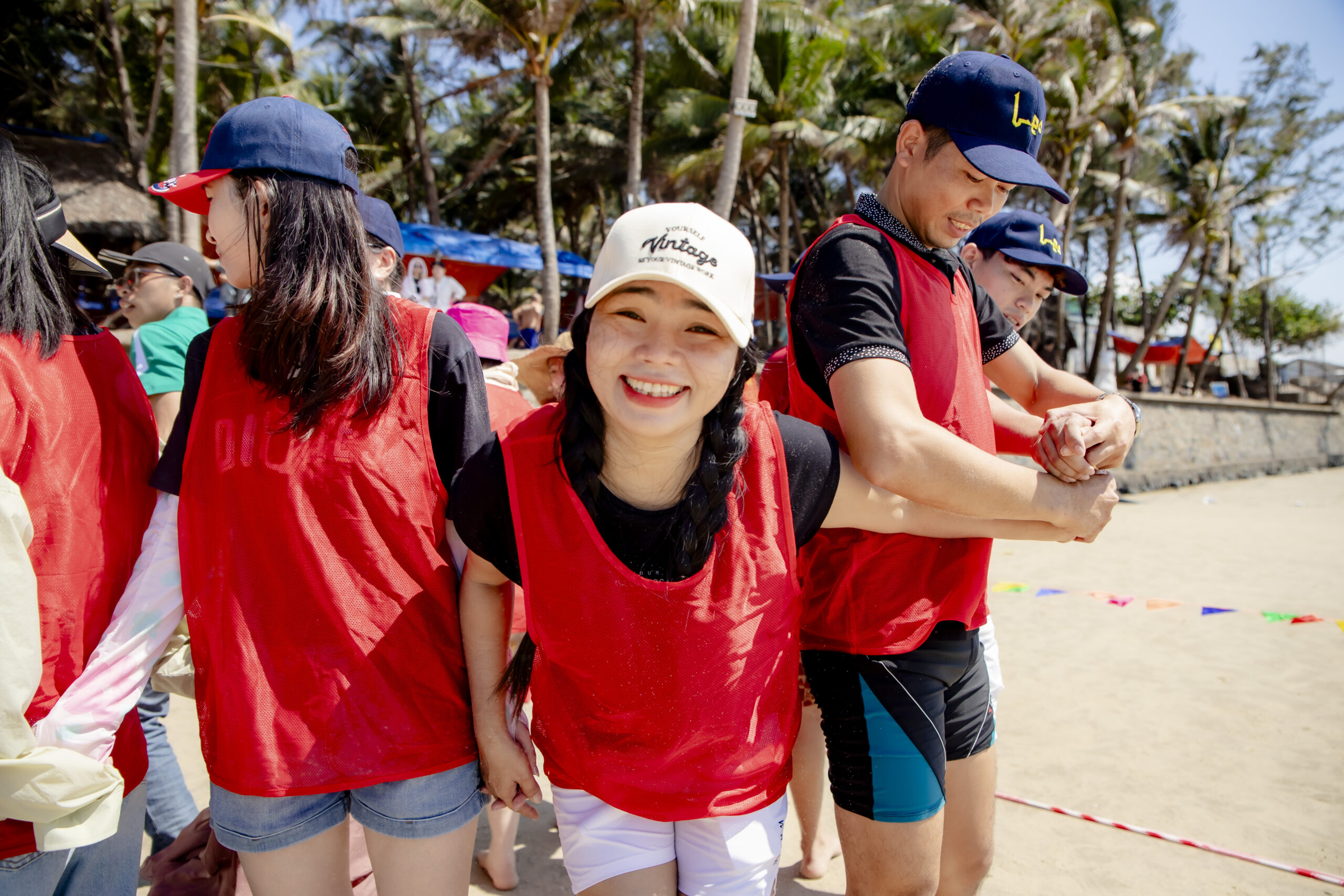 Nhóm học viên tham gia huấn luyện trực tiếp trên bãi biển, thể hiện sự tương tác và gắn kết nhóm, minh họa cho sự khác biệt giữa huấn luyện online và offline.