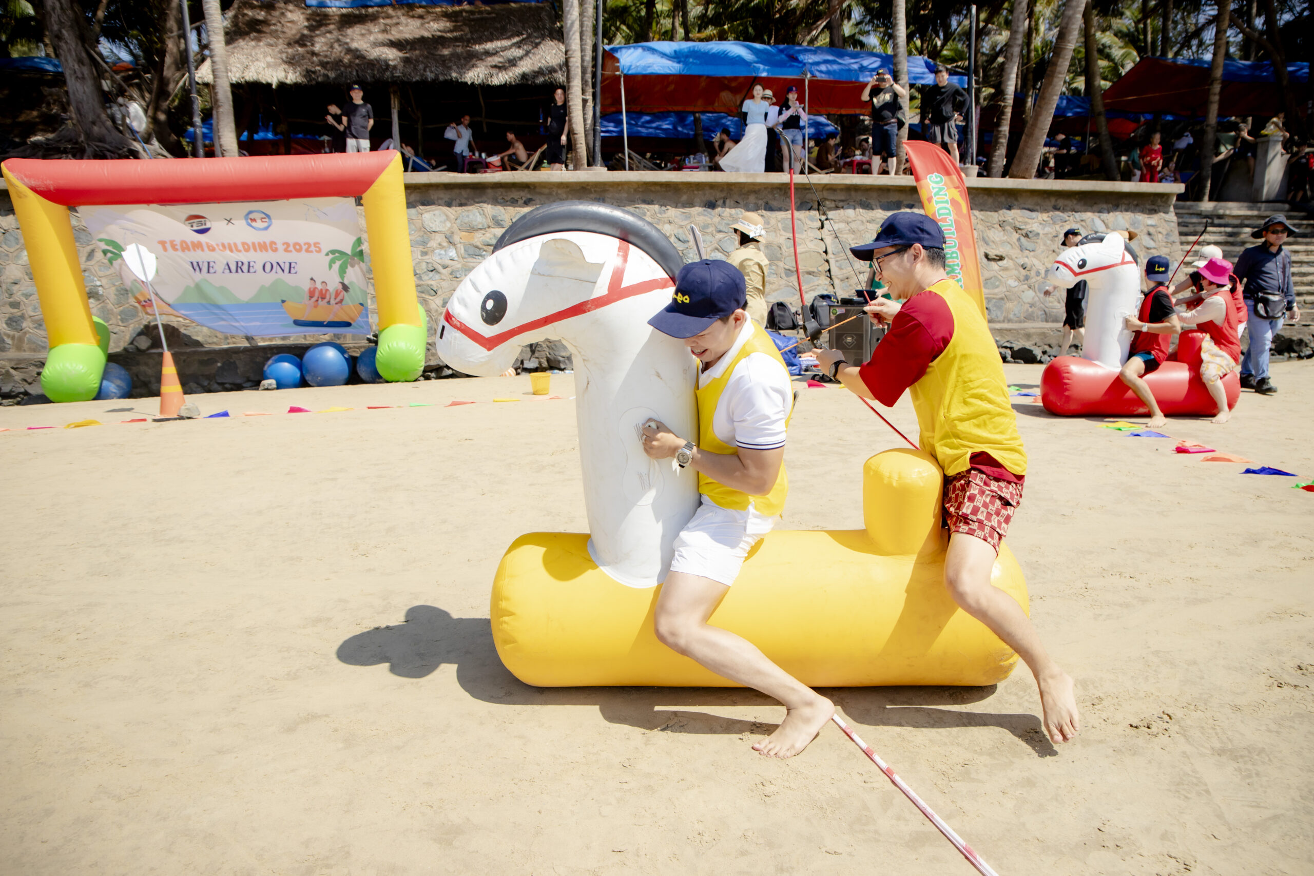 Nhóm nhân viên tham gia trò chơi teambuilding trên sa mạc cát tại Huấn luyện doanh nghiệp Mũi Né, thể hiện tinh thần bứt phá giới hạn và gắn kết đồng đội.