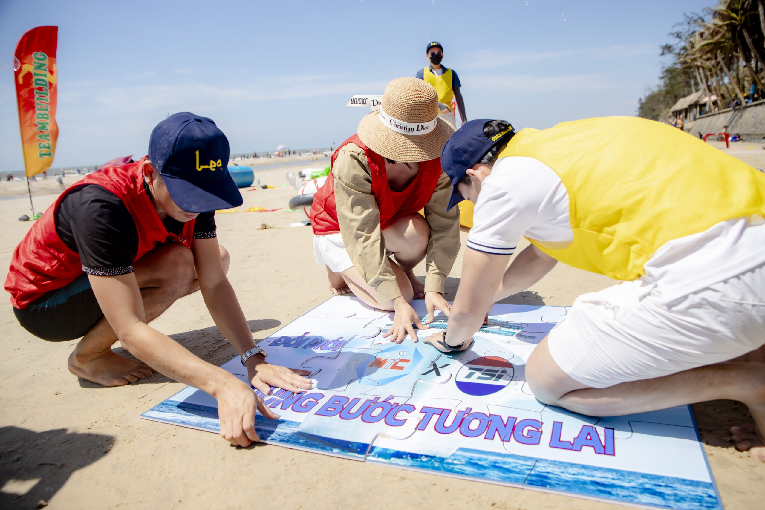 Nhân viên cùng nhau cưỡi thú bơm hơi trên bãi cát vàng, trải nghiệm sa mạc cát và rèn luyện kỹ năng bứt phá giới hạn tại Huấn luyện doanh nghiệp Mũi Né.