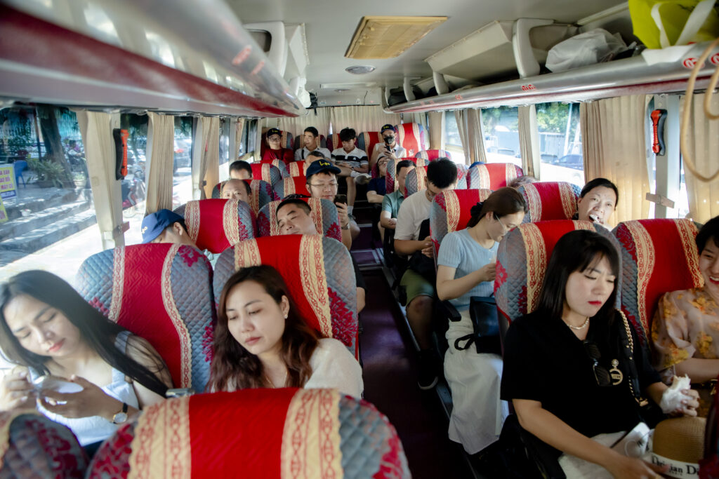 Alt="Hình ảnh một đoàn nhân viên công ty di chuyển trên xe du lịch trong hành trình team building – điều mà chủ doanh nghiệp nên biết để đảm bảo sự thoải mái và an toàn cho đội ngũ."