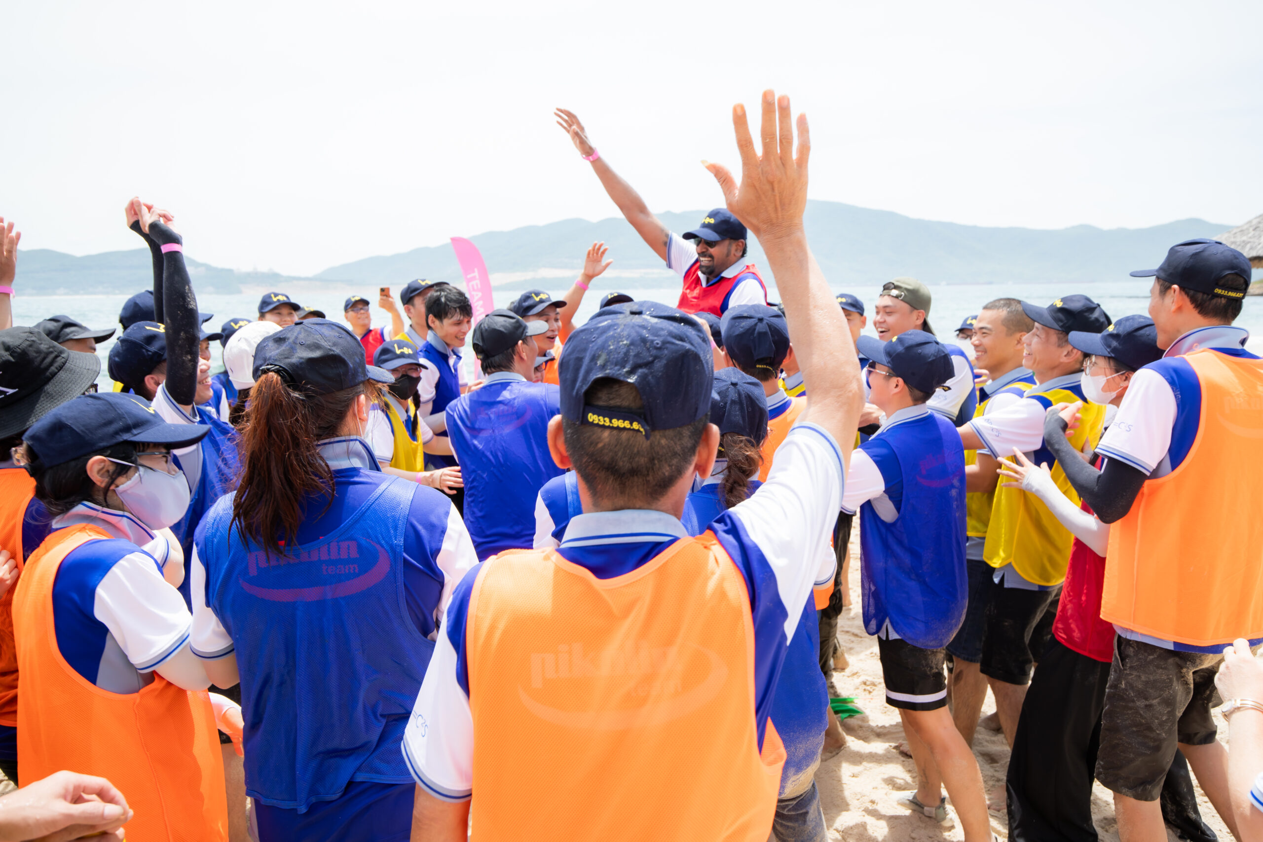 Nhóm nhân viên chơi trò vận động gắn kết, mang lại trải nghiệm ý nghĩa và kiểm soát chi phí team building