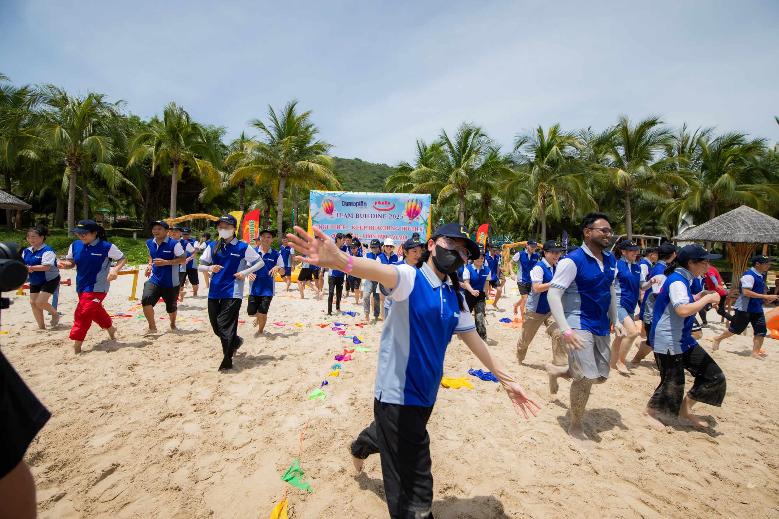 Khách hàng chơi team building trên bãi biển do Leo Travel thực hiện.