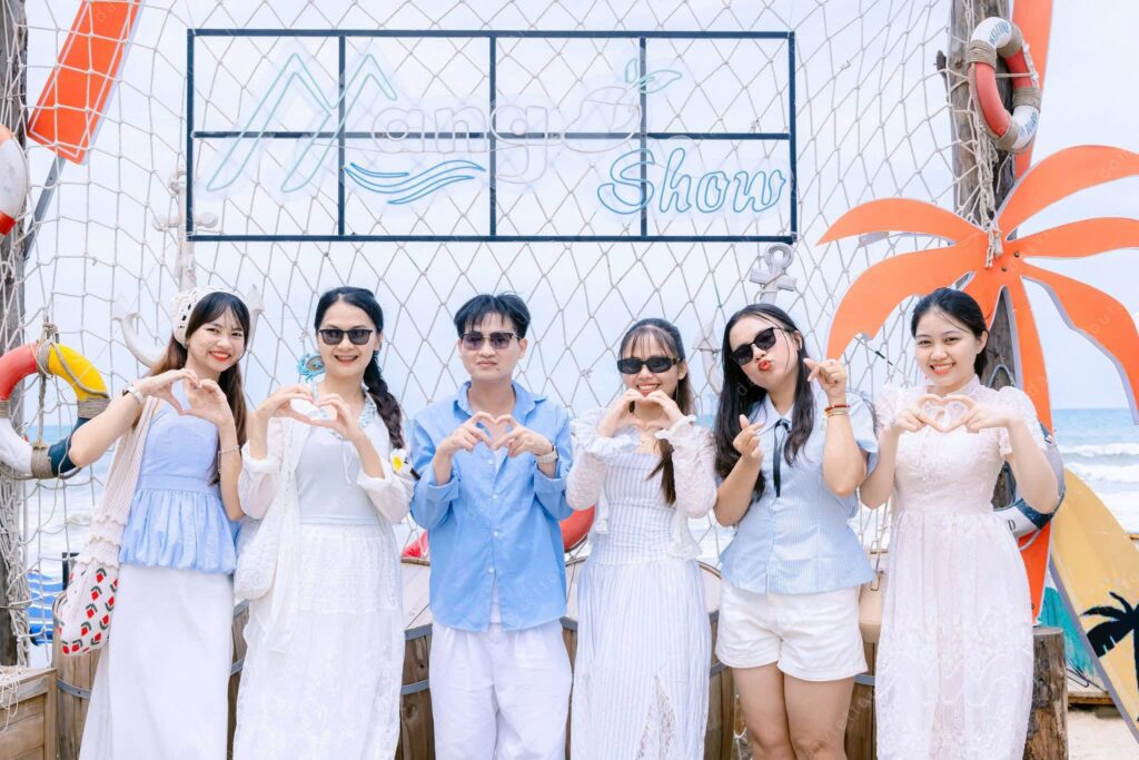 leo travel team building