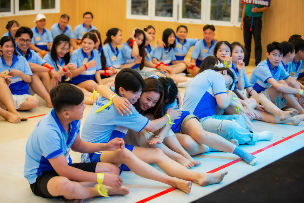 Buổi huấn luyện kỹ năng mềm nổi bật với không gian sự kiện chuyên nghiệp, khẩu hiệu “Vững bước tiên phong” thể hiện sự chỉn chu trong thiết kế, tạo dấu ấn dấu ấn thương hiệu doanh nghiệp và sự sẻ chia trong tập thể.