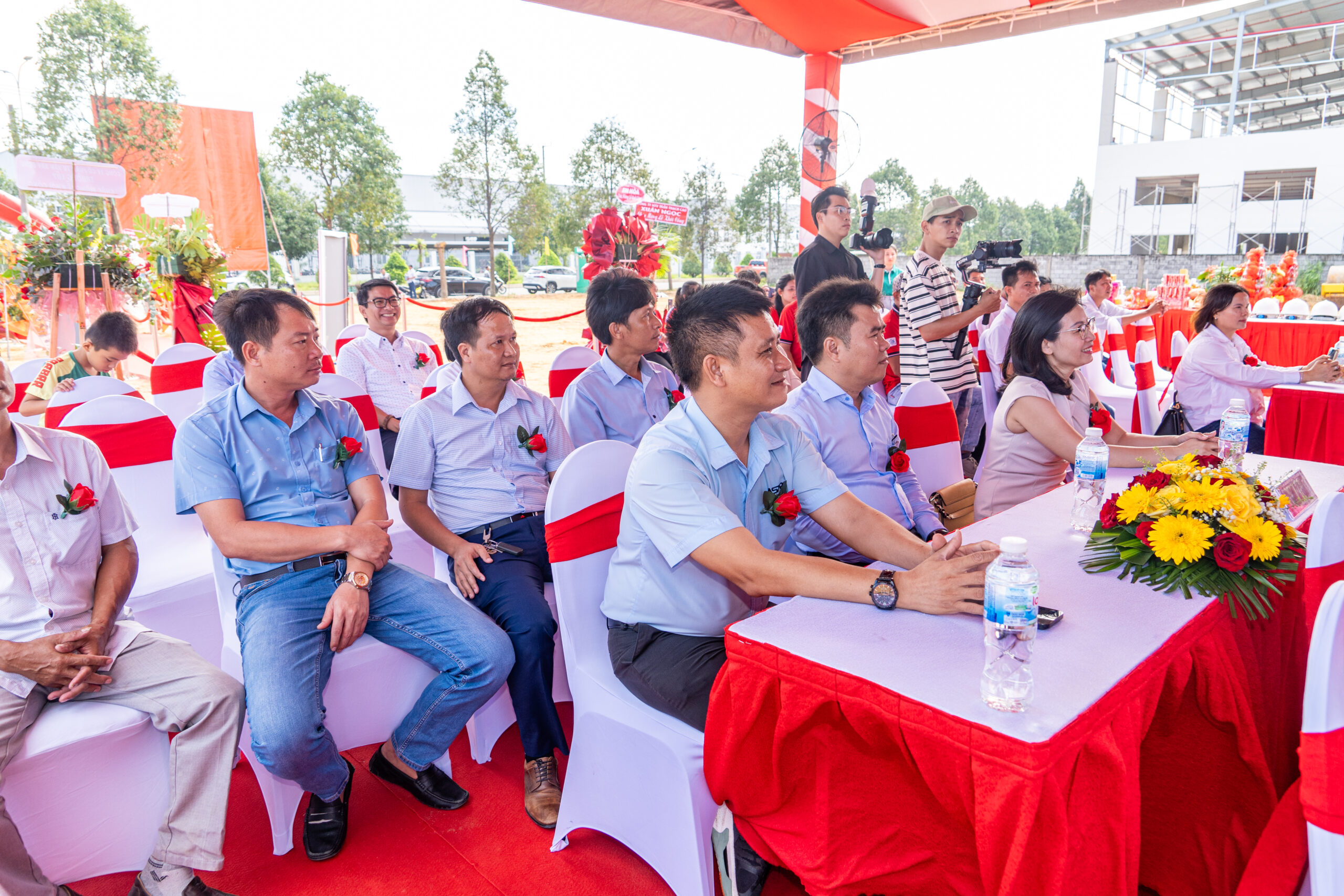 Khách mời tham dự lễ khởi công trường học