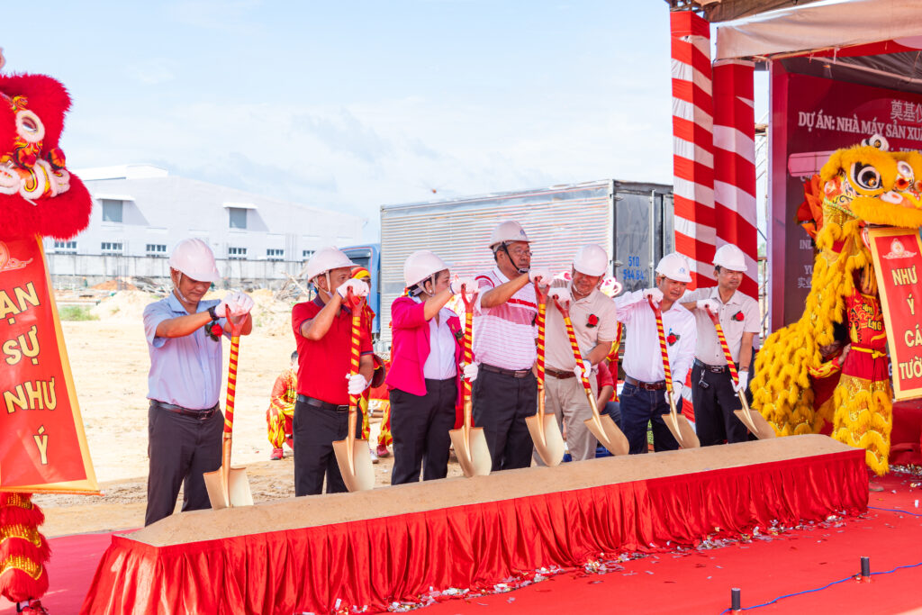 Đội ngũ lãnh đạo thực hiện nghi thức lễ động thổ với nghi thức xúc đất.