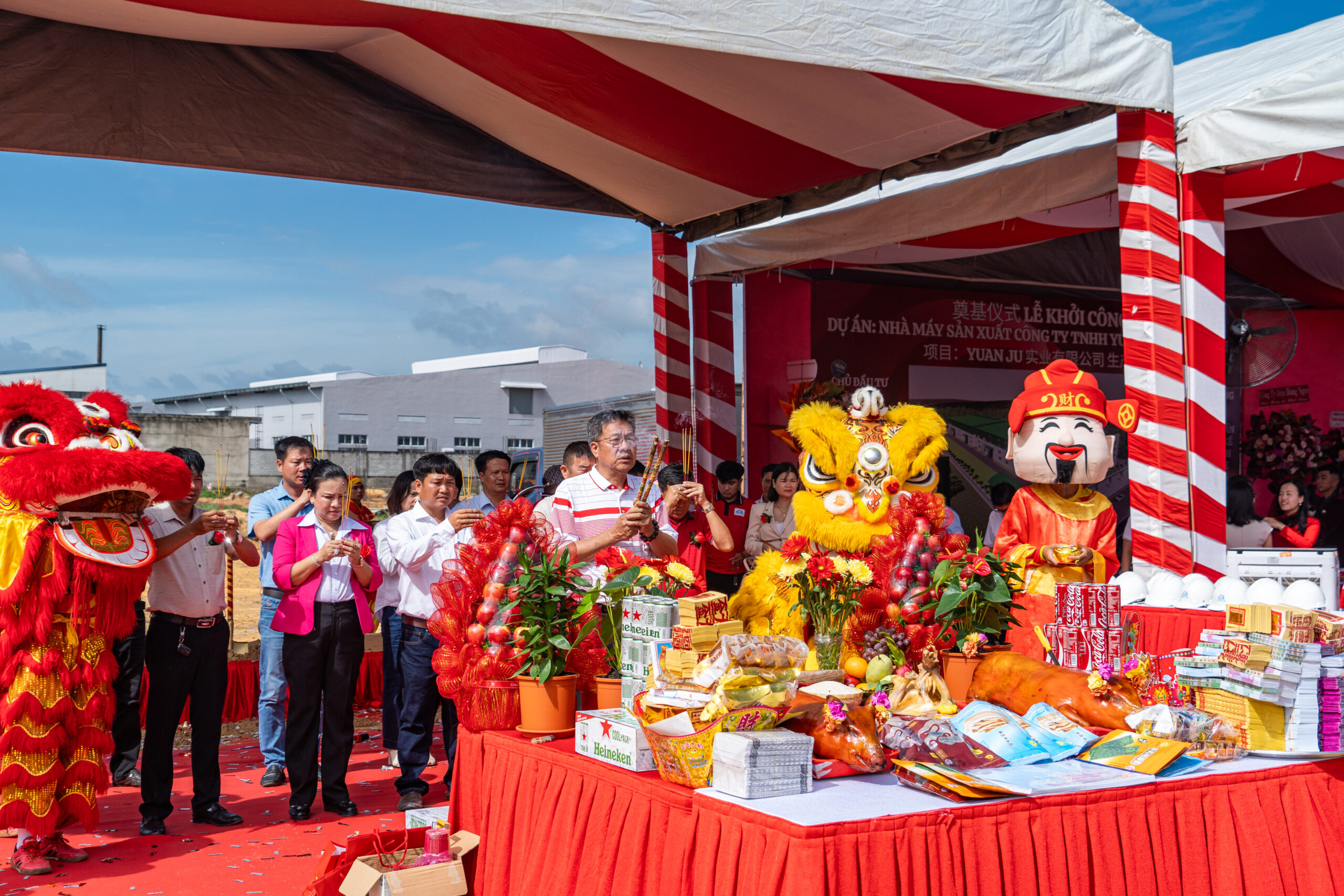 Lãnh đạo và khách mời thực hiện nghi thức khi thuê tổ chức lễ động thổ