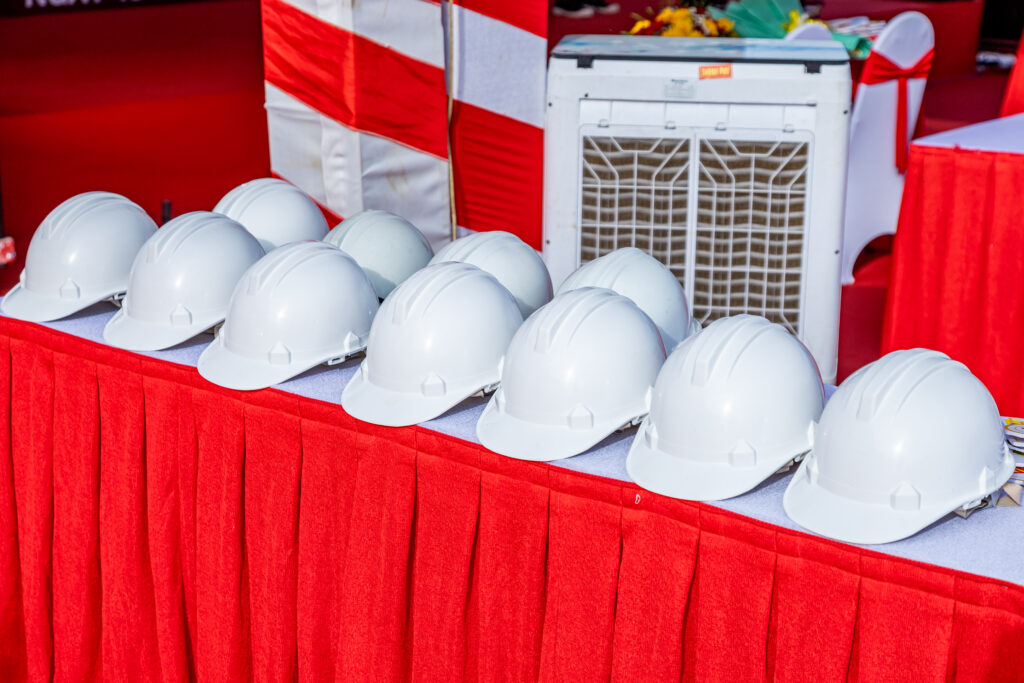 Những chiếc nón được chuẩn bị cho lễ khởi công trường học