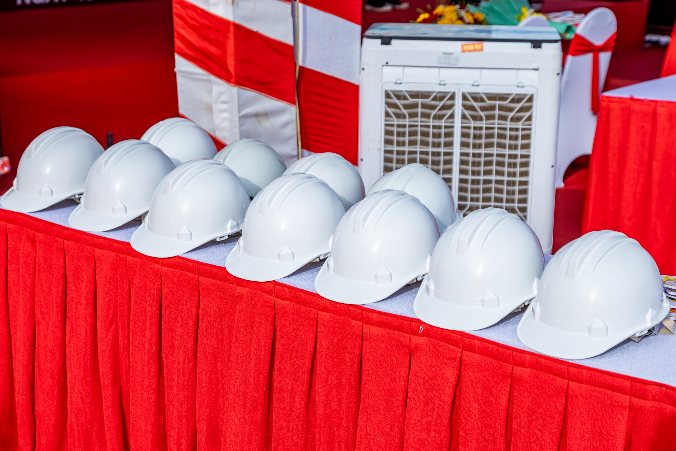 Những chiếc nón được chuẩn bị cho lễ khởi công trường học