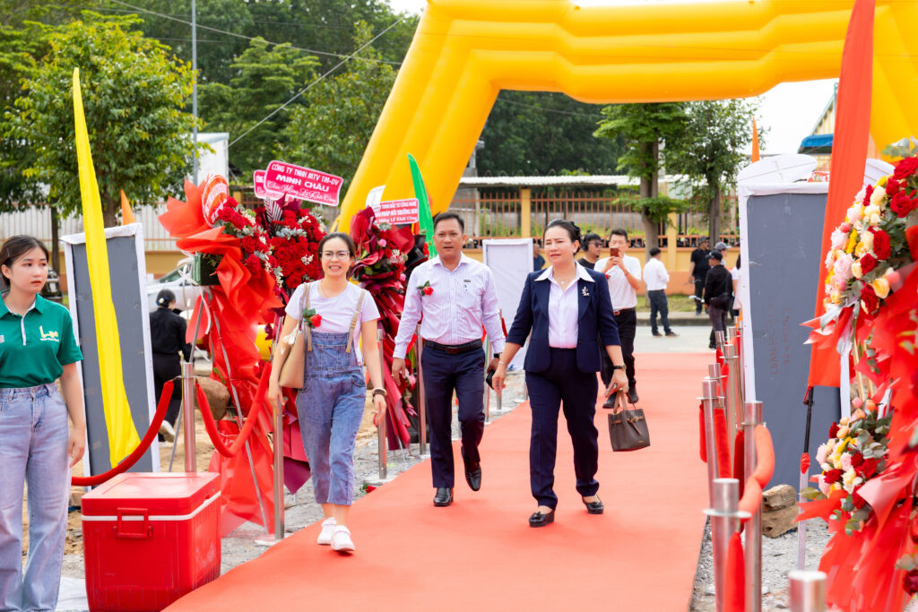 alt= Khách mời tham dự sự kiện với thảm đỏ và hoa chúc mừng, minh họa công tác quản lý rủi ro trong tổ chức lễ để đảm bảo sự kiện diễn ra an toàn, chỉn chu.