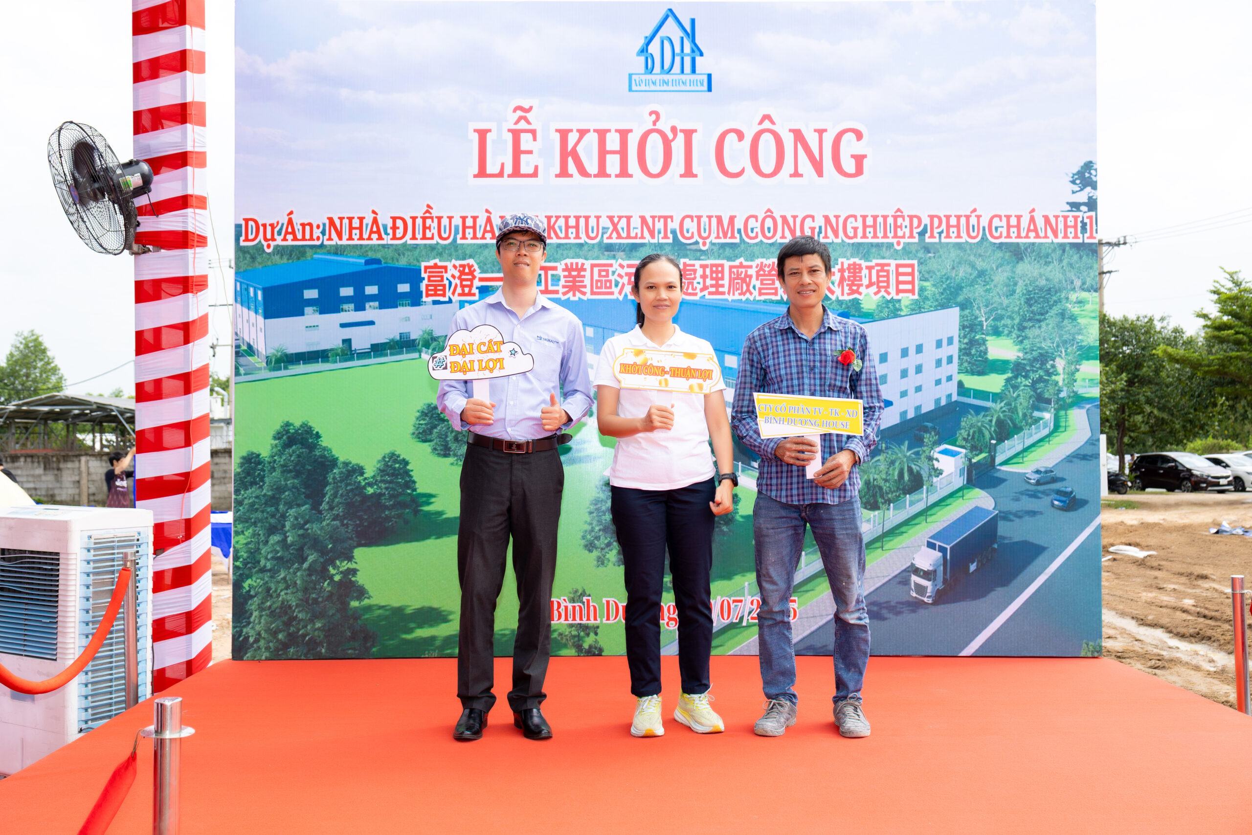 Khách mời chụp ảnh lưu niệm trong không gian sự kiện lễ khánh thành