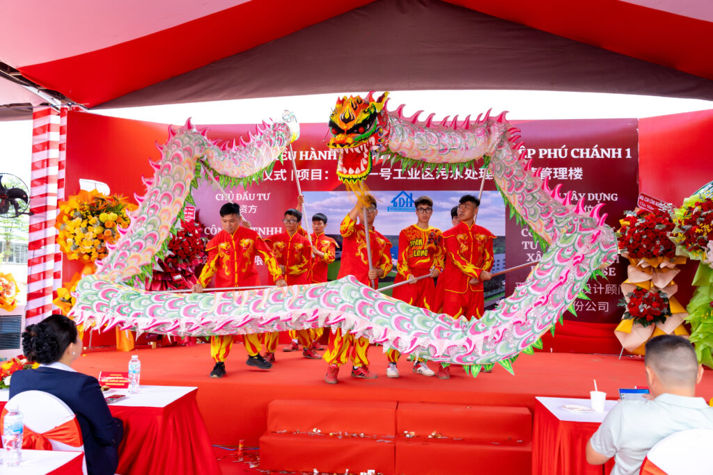 Lân sư rồng trong buổi lễ khánh thành