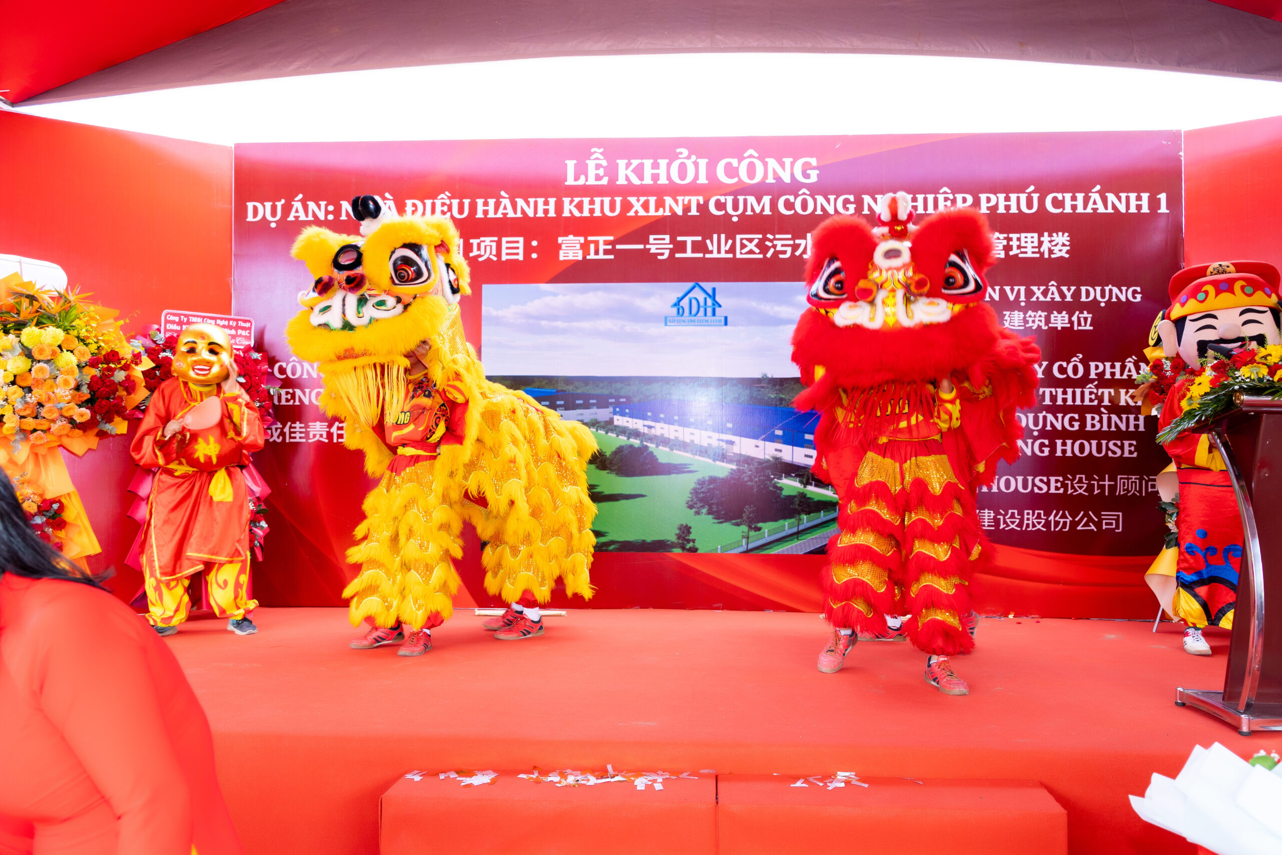 alt= “Màn múa lân sôi động trong lễ khởi công, tạo điểm nhấn cho nghi thức cắt băng khánh thành và mang lại không khí may mắn, hứng khởi cho sự kiện doanh nghiệp.”