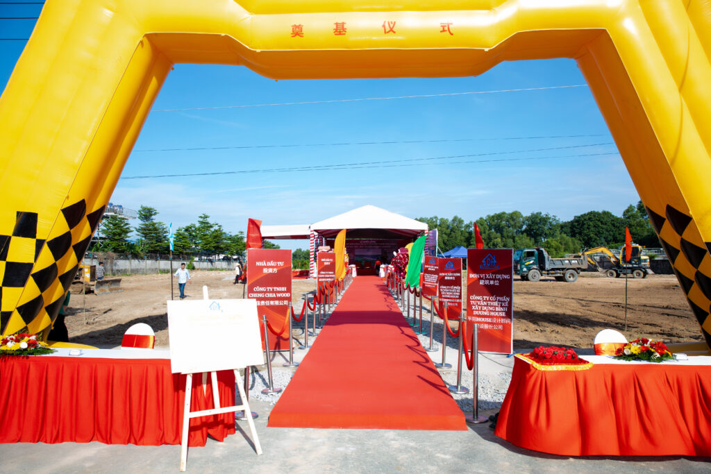 Lối vào thảm đỏ trang trọng dẫn vào không gian sự kiện lễ khánh thành