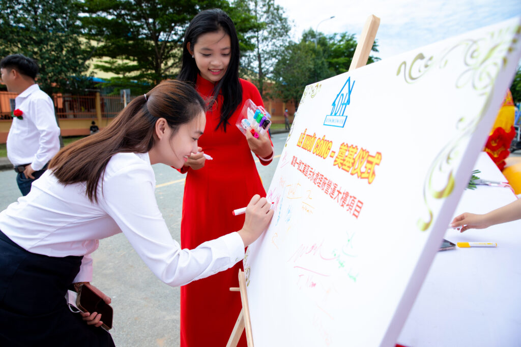 Khách mời ký tên lưu niệm trong buổi lễ động thổ, hoạt động nằm trong checklist lễ động thổ và chuẩn bị lễ nghi động thổ chuyên nghiệp