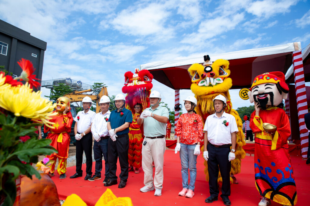 alt= "Hình ảnh nghi thức cúng lễ khánh thành với đội múa lân, đại diện doanh nghiệp và quà tặng khách mời lễ khánh thành tại công trình xây dựng mới."