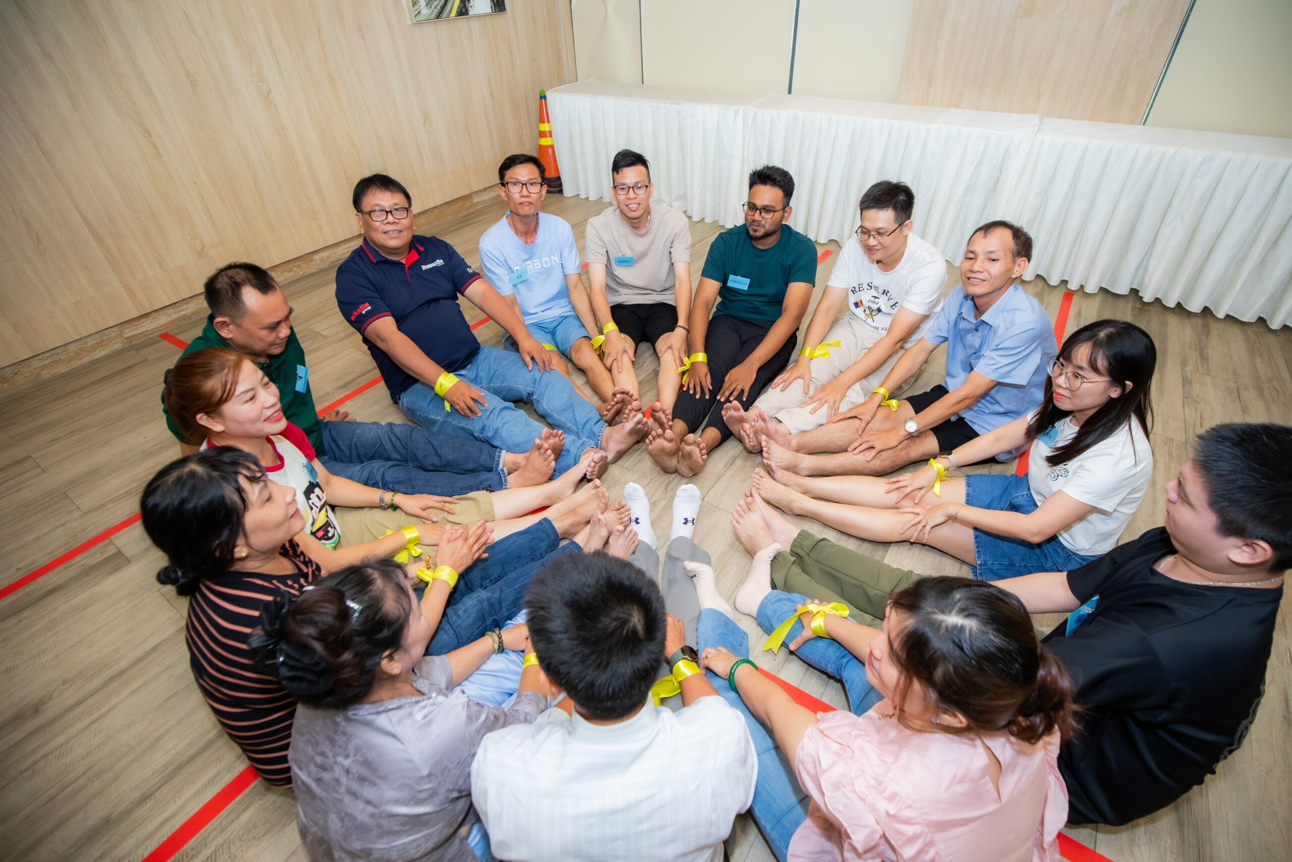 Huấn luyện doanh nghiệp chuyển đổi số với hoạt động teamwork gắn kết đội ngũ.