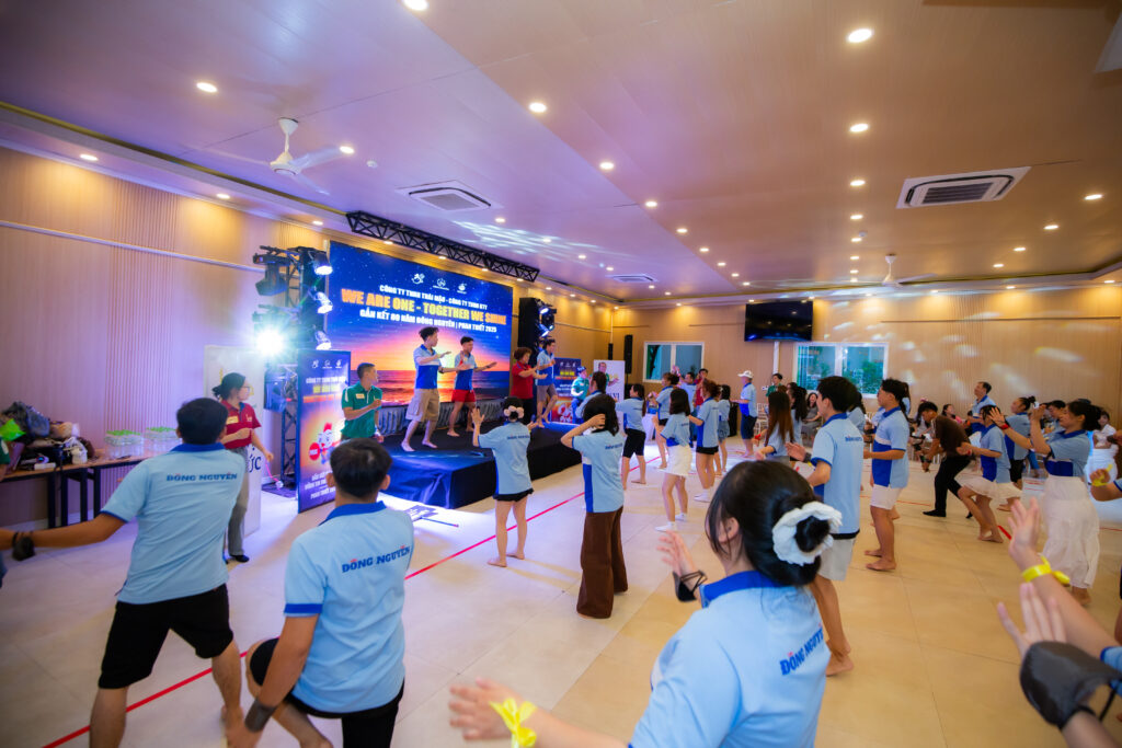 alt= “Hoạt động gắn kết đội ngũ trong chương trình phát triển nhân sự của doanh nghiệp, mang đến trải nghiệm ý nghĩa và tinh thần đoàn kết.”