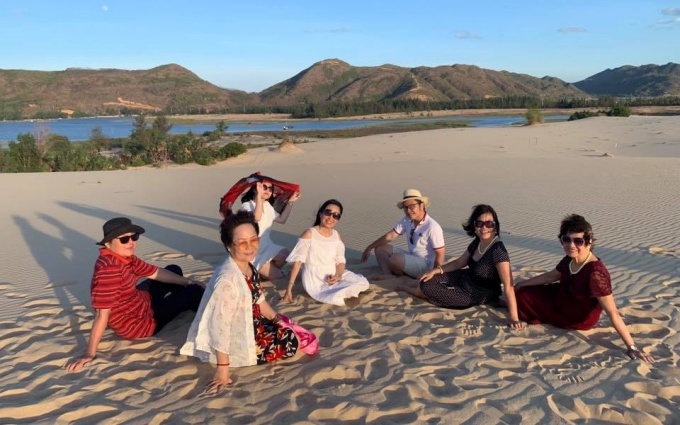  nhóm người cao tuổi cười vui vẻ,