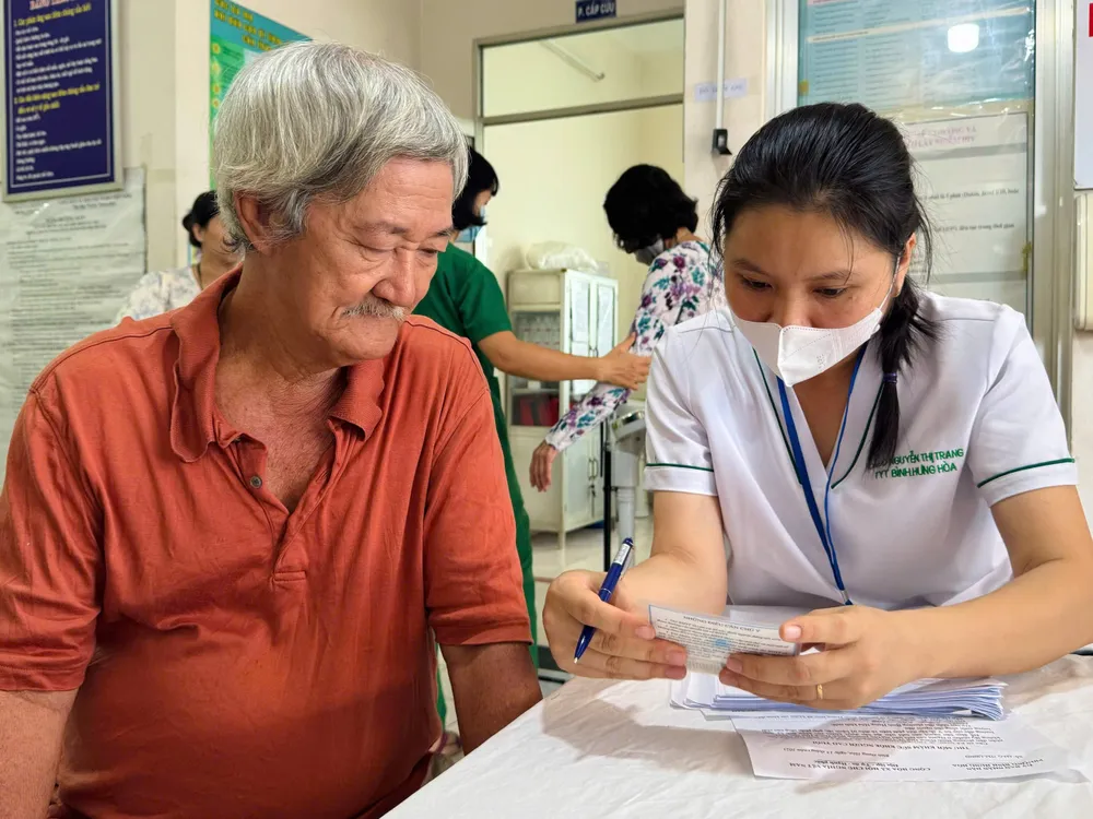 Kiểm tra sức khỏe trước chuyến đi cho người cao tuổi